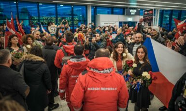 Přivítání českých záchranářů po jejich příletu z Turecka (Ministerstvo vnitra / se souhlasem)