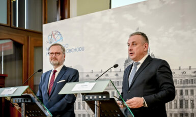 Premiér Petr Fiala (ODS) a ministr průmyslu a obchodu Jozef Síkela (za STAN) (Úřad vlády ČR)
