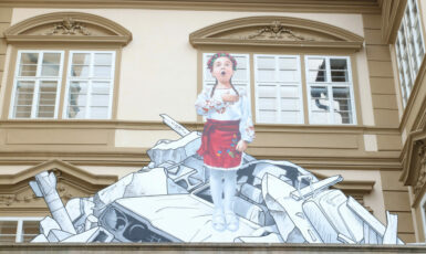 Poslaneckou sněmovnu zdobí dílo inspirované dívenkou z kyjevského bunkru. (Poslanecká sněmovna Parlamentu Česká republiky)