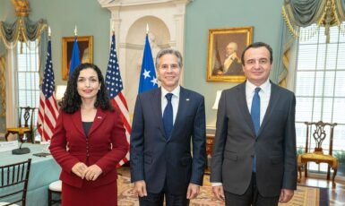 Kosovská prezidentka Vjosa Osmaniová a kosovský premiér Albin Kurti se na návštěvě USA v roce 2022 setkali s ministrem zahraničí Antony J. Blinkenem (uprostřed). (U.S. Department of State from United States, se souhlasem)