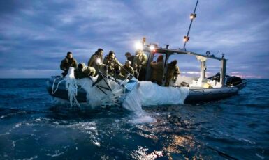 Americké námořnictvo zveřejnilo snímky vyzvednutí čínského balonu. (U.S. Fleet Forces Command / se souhlasem)