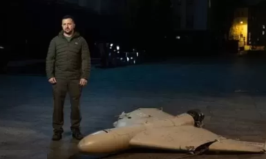 Ukrajinský prezident Volodymyr Zelenskyj u sestřeleného íránského dronu. (Úřad ukrajinského prezidenta / se souhlasem)