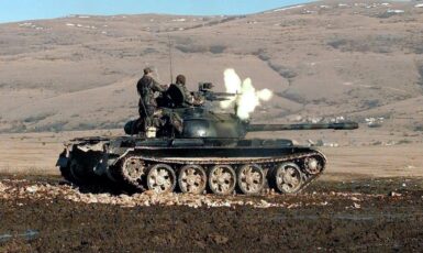 Tank T-55 v bojích během občanské války v Jugoslávii v 90. letech. (SSG KIM PRICE - NARA Identifier, Wikimedia Commons / Public Domain)