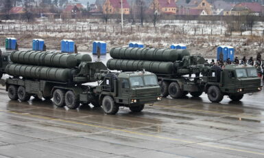 Protivzdušný systém S-400 na přehlídce v roce 2012. (Vitaly V. Kuzmin, wikimedia, CC BY-SA 4.0)