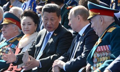 Si Ťin-pching s Vladimirem Putinem na přehlídce v Moskvě v roce 2015. (Kremlin.ru / Wikimedia Commons / CC BY 4.0)