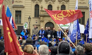 Demonstrace odborářů před Úřadem vlády. Mezi řečníky se objevil i expremiér a miliardář Andrej Babiš (ANO), místopředseda SPD Radim Fiala nebo šéfka komunistů Kateřina Konečná. (Vojtěch Laštůvka / FORUM 24)