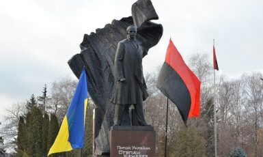 Pomník Stepana Bandery v ukrajinském Ternopilu (Mykola Vasylechko / Wikimedia Commons (volné dílo))