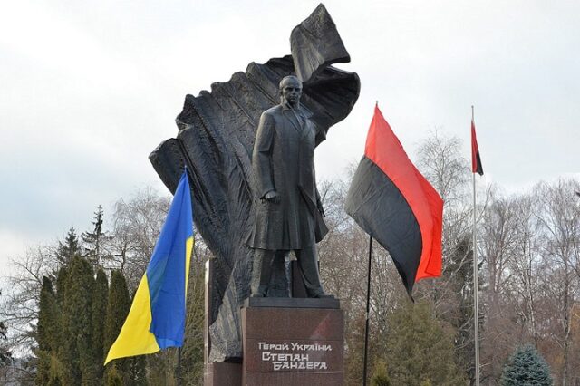 Pomník Stepana Bandery v ukrajinském Ternopilu (Mykola Vasylechko / Wikimedia Commons (volné dílo))