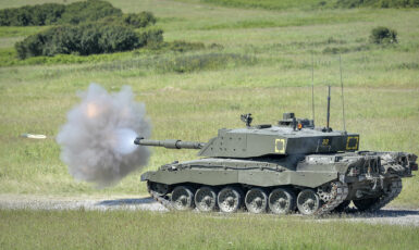 Britský tank Challenger 2 při střelbě (Cpl Si Longworth, wikimedia, wikimedia commons / CC BY 4.0)