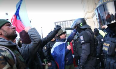 Demonstranti se pokusili proniknout k budově Národníhio muzea. (Forum24/Pavel Hofman)