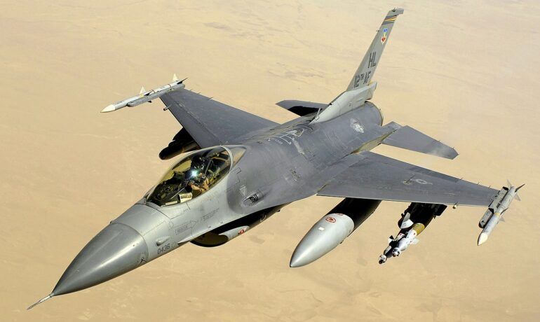 Americká stíhačka F-16 (Master Sgt. Andy Dunaway, wikimedia commons / CC BY 4.0)