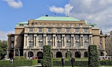 Hlavní budova Filozofické fakulty Univerzity Karlovy na náměstí Jana Palacha v Praze (VitVit / Wikimedia Commons (volné dílo))
