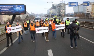 Aktivisté ze spolku Poslední generace blokují pražskou magistrálu (Pavel Hofman / FORUM 24)