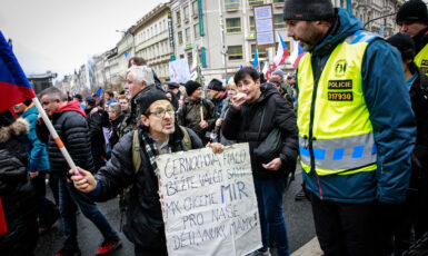 Demonstrace na Václavském náměstí, která skončila pokusem strhnout ukrajinsou vlajku z Národního muzea. (Pavel Hofman / FORUM 24)