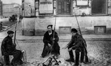 Rudí bojovníci v Petrohradu v říjnu 1917. (commons.wikimedia.org/Public Domain)