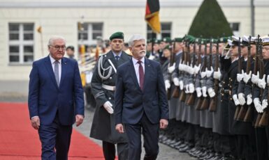 Německý prezident Frank-Walter Steinmeier přijal s vojenskými poctami nového českého prezidenta Petra Pavla. (ČTK / Šimánek Vít)