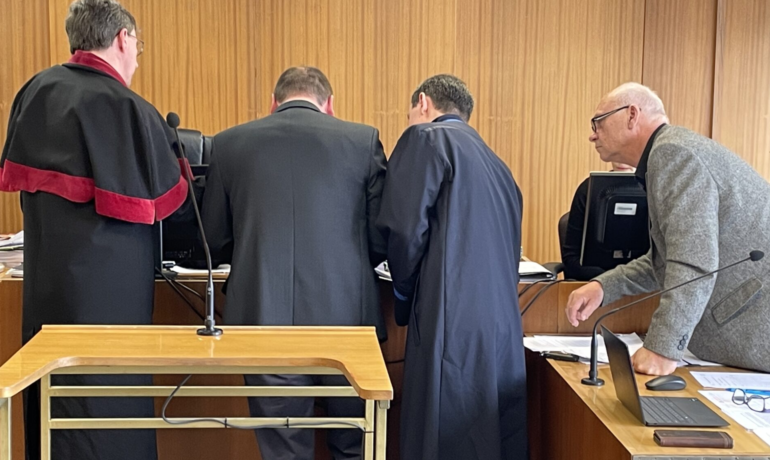 Soud v případu otrávené řeky Bečvy. Státní zástupce, obžalovaný a obhájce nahlížejí na nákres, který pořídil svědek. (Barbora Janauerová / FORUM 24)