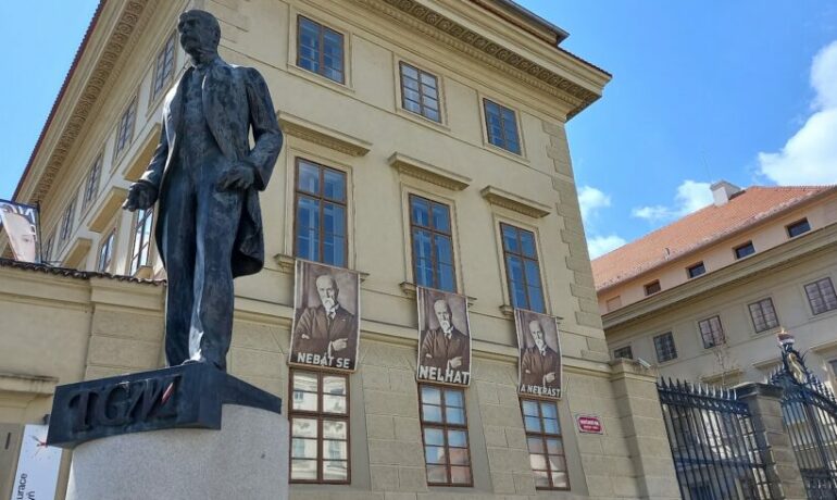 Socha prezidenta T. G. Masaryka na Hradčanském náměstí v Praze (Wikimedia Commons / volné dílo)
