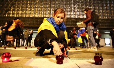Desítky lidí si v Praze připomněly výročí bombardování divadla v Mariupolu. (Pavel Hofman / FORUM 24)