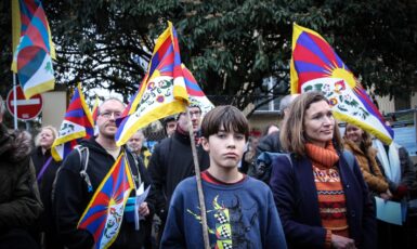 V pátek odpoledne se sešlo několik desítek lidí před čínskou ambasádou v Praze (Pavel Hofman / FORUM 24)