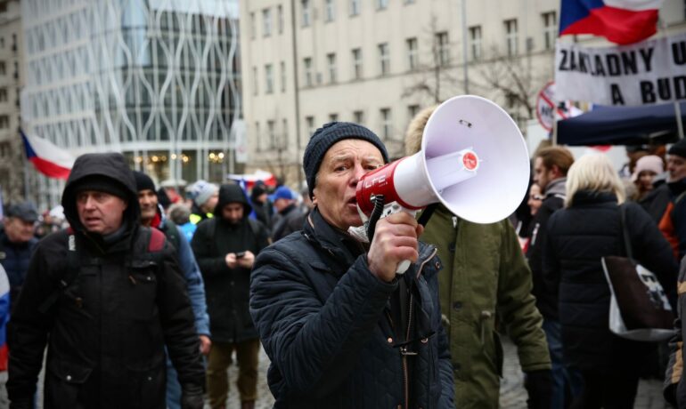 Muž, který vyzýval ke stržení ukrajinské vlajky z Národního muzea (Pavel Hofman / FORUM 24)