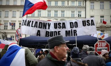 Nechybí transparenty proti USA (Pavel Hofman / FORUM 24)