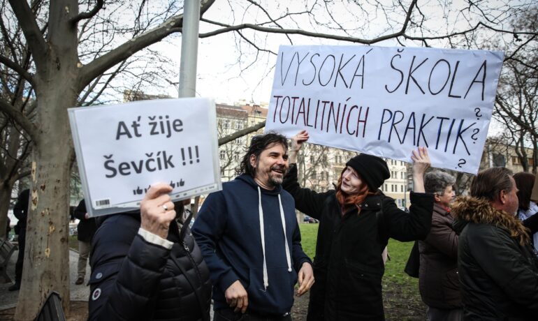 Demonstrace za odvolání Miroslava Ševčíka z postu děkana VŠE. Přišli i jeho příznivci. (Pavel Hofman / FORUM 24)