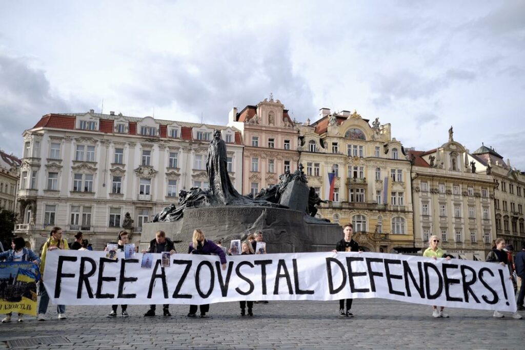 FOTO: Osvoboďte obránce z Azovstalu, požaduje happening v Praze