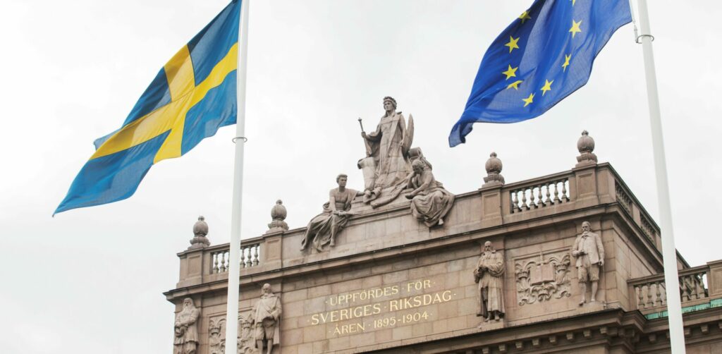 Okamžitě zastavte palbu! znělo z galerie. Výtržníky ve švédském parlamentu předala ochranka policii