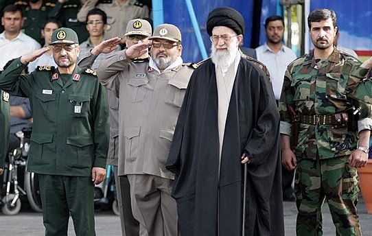 Izrael připravil Chameneímu narozeninový dárek a udeřil. Nesmí dát najevo slabost