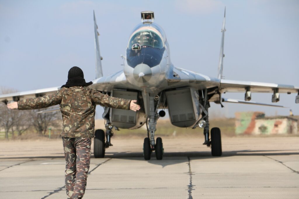 Ukrajinský MiG na videu ničí ruské cíle nad Oděsou. Je to průšvih, míní komentátor