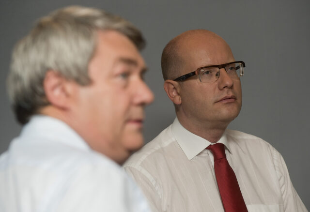 Předseda KSČM Vojtěch Filip (vlevo) a předseda ČSSD Bohuslav Sobotka