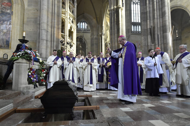 Jan Graubner jako olomoucký arcibiskup při pohřbu kardinála Miloslava Vlka v katedrále sv. Víta na Pražském hradě