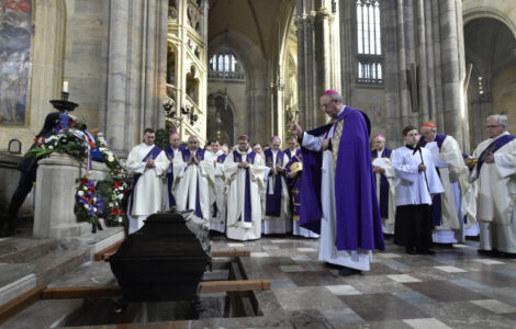 Jan Graubner jako olomoucký arcibiskup při pohřbu kardinála Miloslava Vlka v katedrále sv. Víta na Pražském hradě