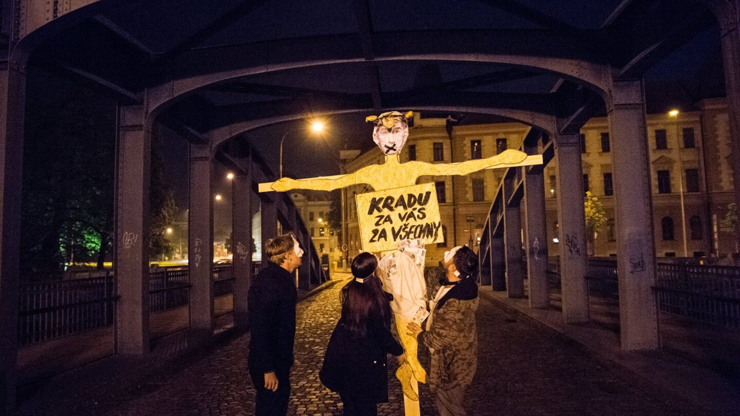 Studenti umístili na most maketu Andreje Babiše jako ukřižovaného.