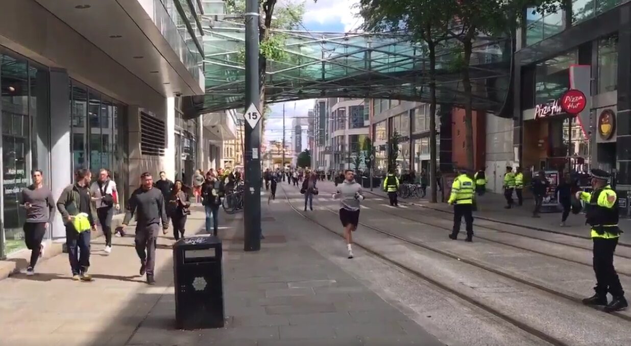 Útěk lidí z nákupního střediska v Manchesteru (23.5.2017)
