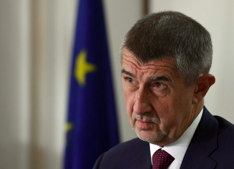 Premiér Andrej Babiš s vlajkou EU