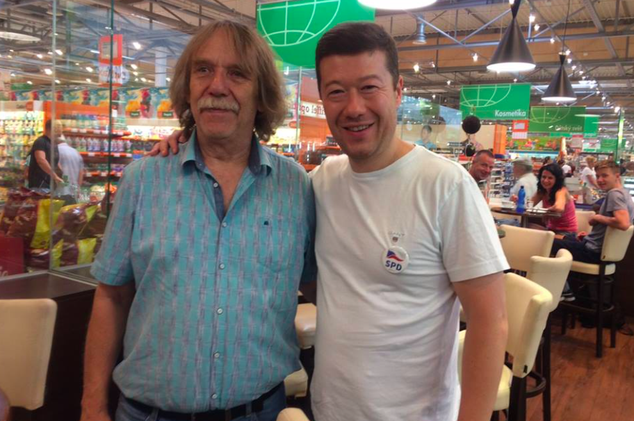 Jaromír Nohavica se fotil s Tomio Okamurou
