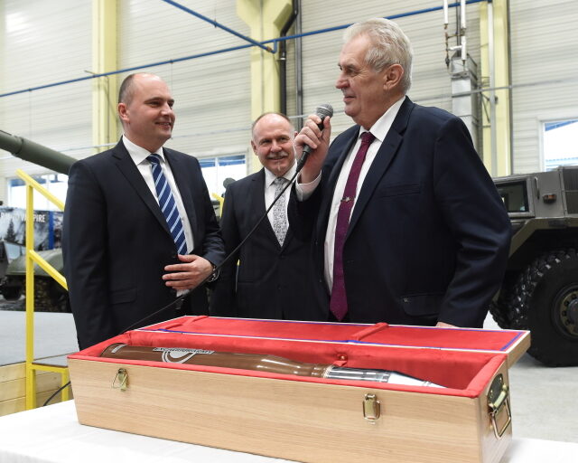 Prezident Miloš Zeman na návštěvě společnosti Excalibur Army Jaroslava Strnada (vlevo).