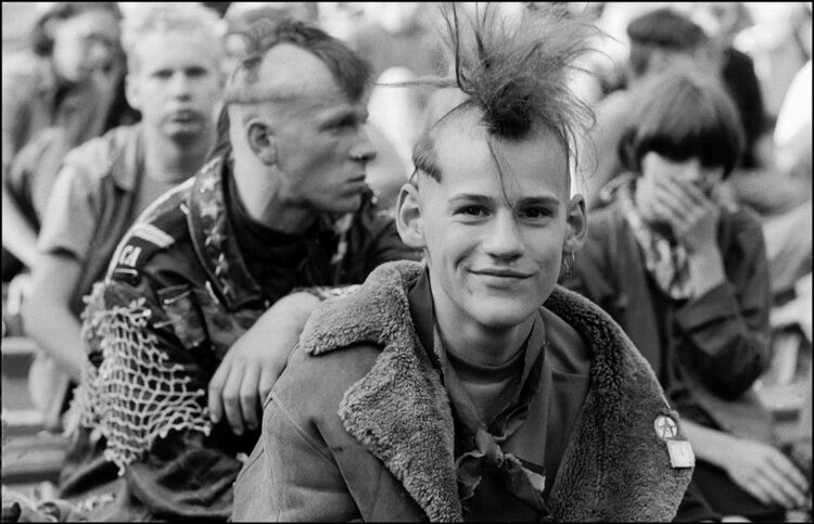 Východní Berlín, 1987. Podobně jako do Československa, i do NDR dorazilo hnutí punk. Samozřejmě se značným zpožděním oproti Západu.