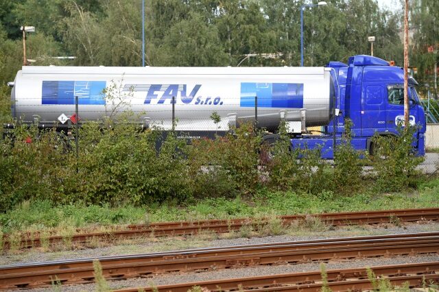 Cisternový kamion v areálu chemičky Precheza patřící do holdingu Agrofert, kde sídlí také společnost FAU