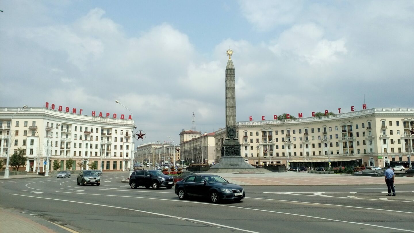 áměstí Vítězství v Minsku. Typická sovětská architektura, jakou lze najít v kterémkoliv městě bývalého Sovětského svazu. 
