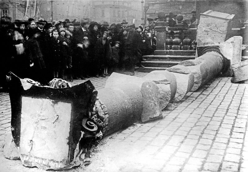 Stržení Mariánského sloupu na Staroměstském náměstí v Praze 3. listopadu 1918
