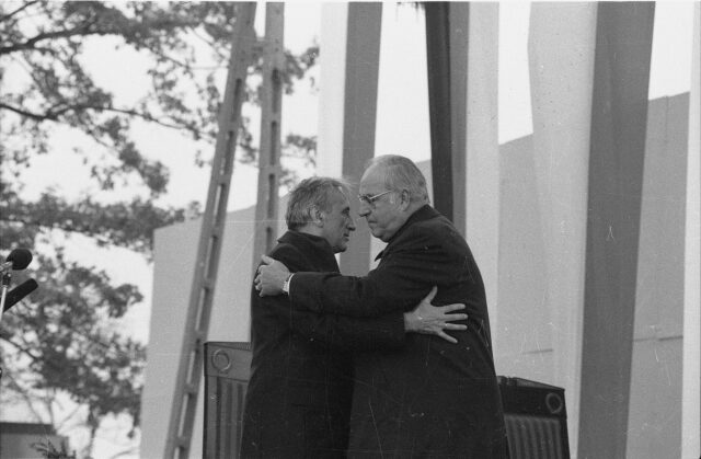 Polský premiér Tadeusz Mazowiecki a německý kancléř Helmut Kohl, 1989.