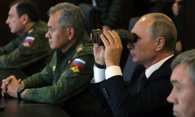 Ruský prezident Vladimir Putin, ministr obrany Sergej Šojgu