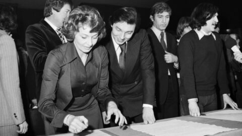 Milan Chladil, Yvetta Simonová, Karel Gott, Ivo Pavlík a František Ringo Čech podepisují tzv. Antichartu (1977)