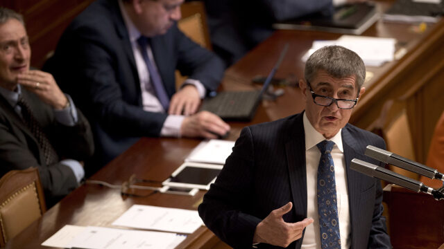 Andrej Babiš obhajuje Čapí hnízdo na mimořádné schůzi Sněmovny dne 23. března 2017