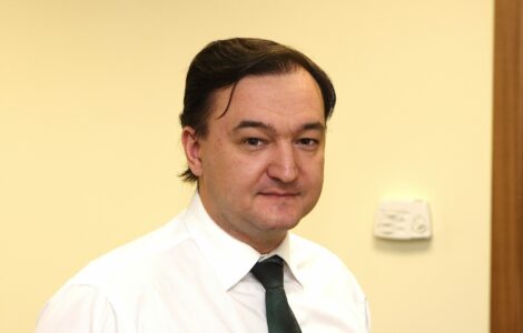 Právník a auditor Sergej Magnitskij upozornil na organizovanou loupež. Aparát Kremlu tohoto 37letého muže umučil k smrti. 