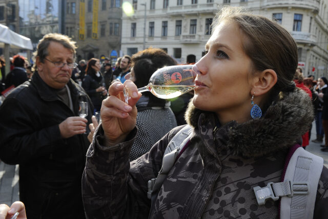 Otvírání lahví prvního letošního mladého Svatomartinského vína se 11. listopadu uskuteční také na náměstí Svobody v Brně.