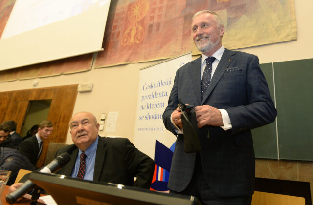 Mirek Topolánek na předvolební debatě kandidátů na prezidenta 8. listopadu 